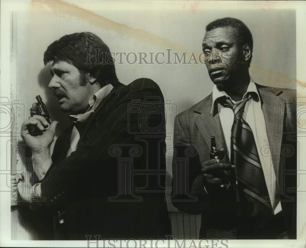 1973 Press Photo Actor Moses Gunn with co-star in scene holding guns - Historic Images