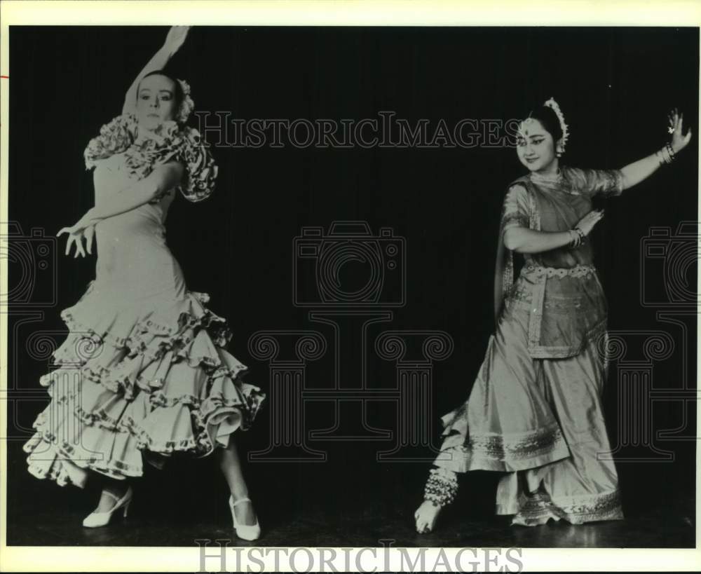 1992 Press Photo Two Kathar Flamenco Dancers performing on stage - sap06860- Historic Images