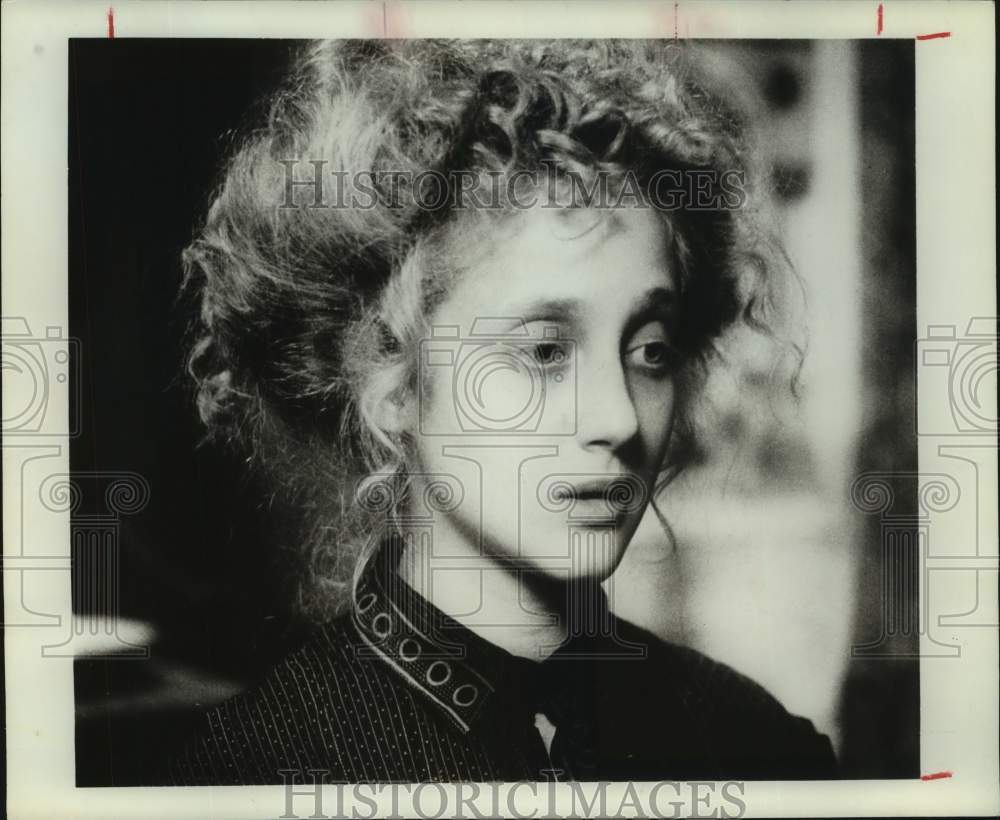 1975 Press Photo Actress Carol Kane in &quot;Hester Street&quot; scene closeup portrait - Historic Images