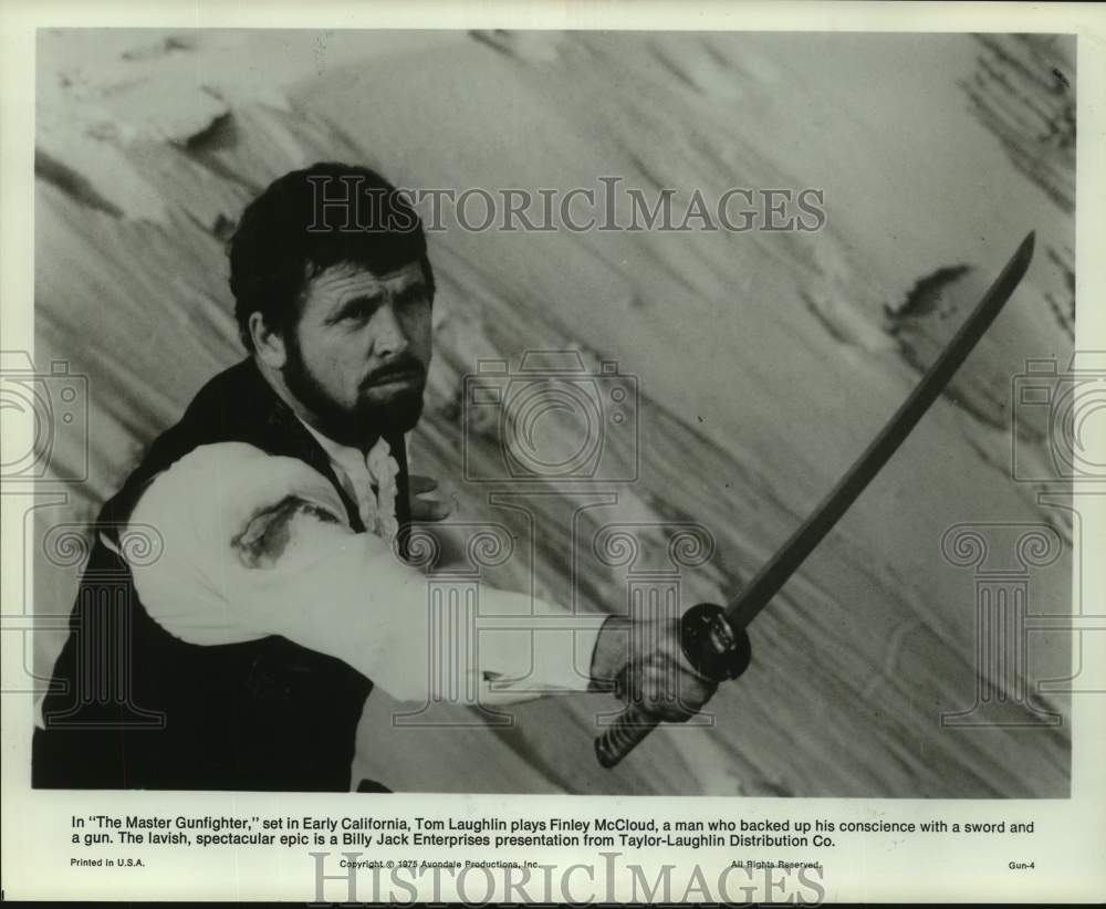 1975 Press Photo Actor Tom Laughlin as Finley McCloud in "The Master Gunfighter" - Historic Images
