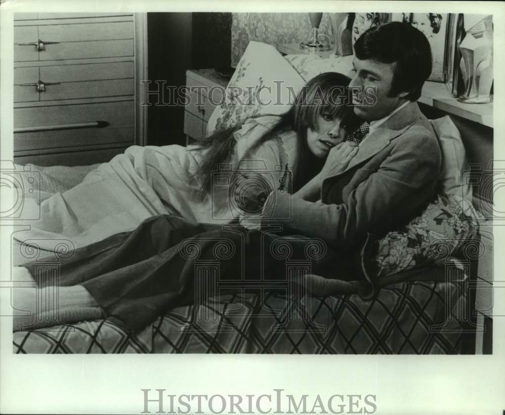 Press Photo Actress Louise Lasser lays on bed with co-star in scene of show - Historic Images