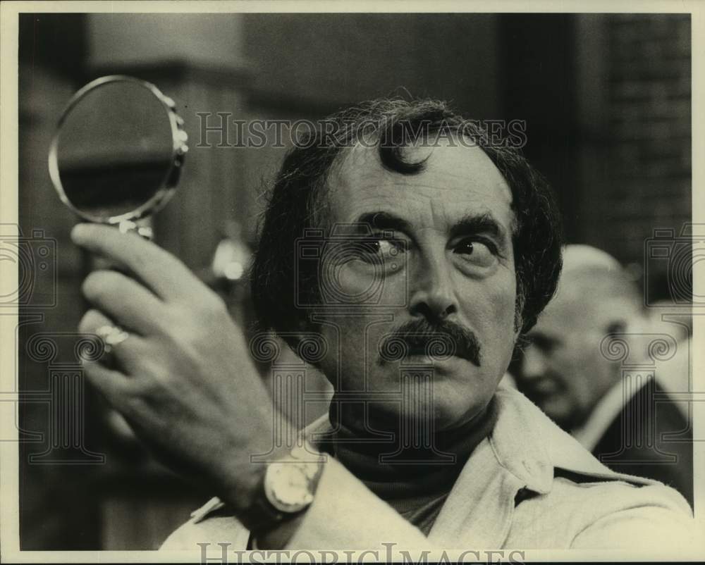 Press Photo Actor Bill Macy checks his hair in a mirror during television show - Historic Images