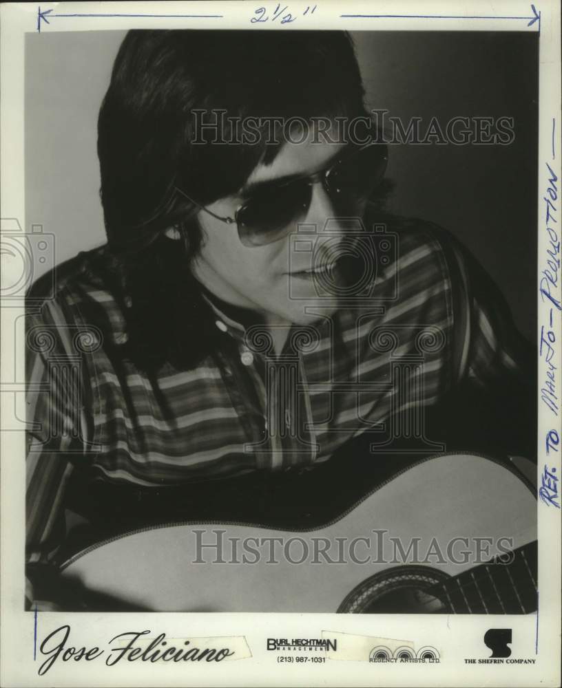 Press Photo Musician Jose Feliciano in closeup portrait with guitar - Historic Images