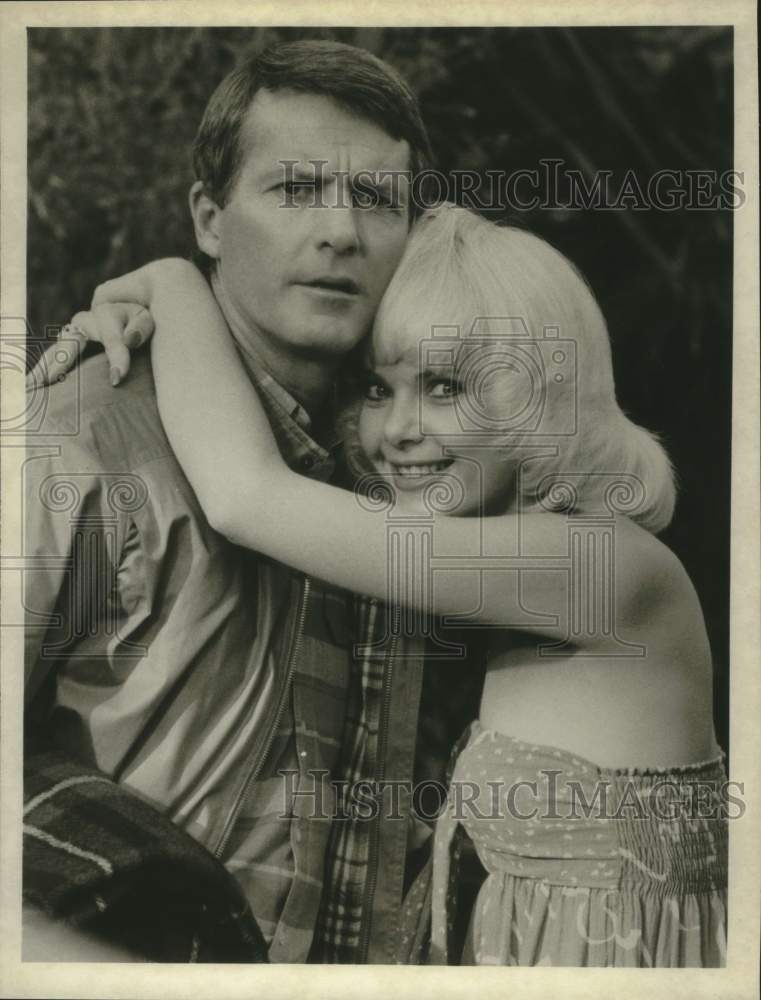 Press Photo Actor Dan Galloway embraced by female co-star in scene - Historic Images