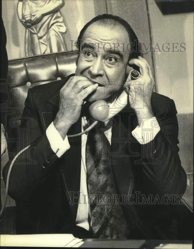 1977 Press Photo Entertainer Jose Galvez in &quot;Hobar Dolce Hogar&quot; scene- Historic Images