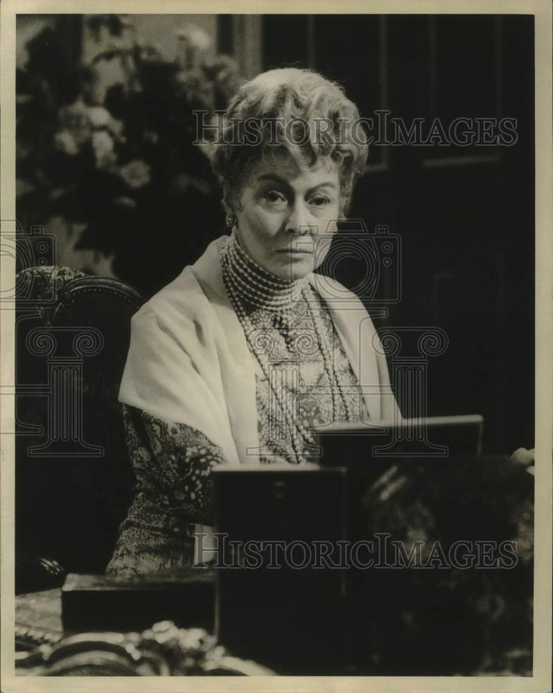 Press Photo Actress Greer Garson seated in scene of television show - Historic Images