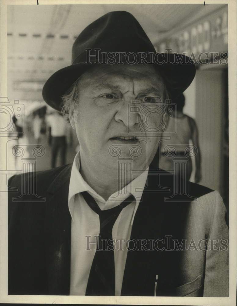 Press Photo Actor Vincent Gardenia wears hat in closeup portrait - Historic Images