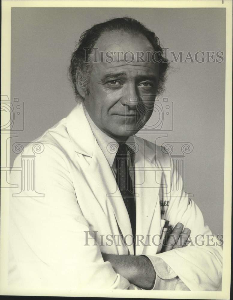 1982 Press Photo Actor Ed Flanders in NBC-TV&#39;s &quot;St. Elsewhere on Television- Historic Images