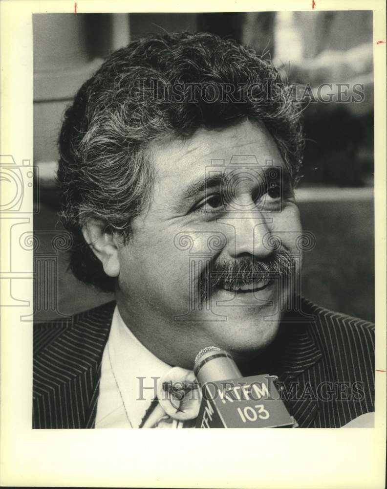 1983 Press Photo Musician Freddie Fender speaking to KTFM 103 Radio Station- Historic Images