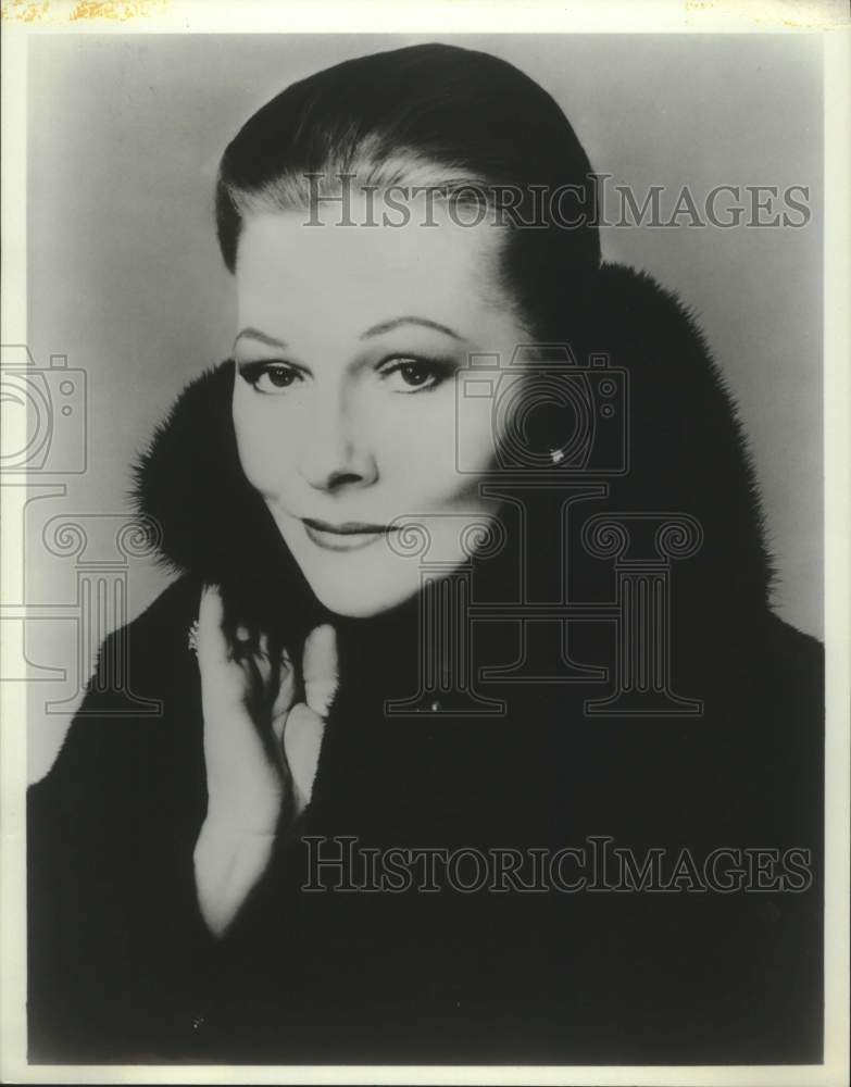 1982 Press Photo Joan Fontaine, Actress smiles in closeup portrait - sap07586- Historic Images