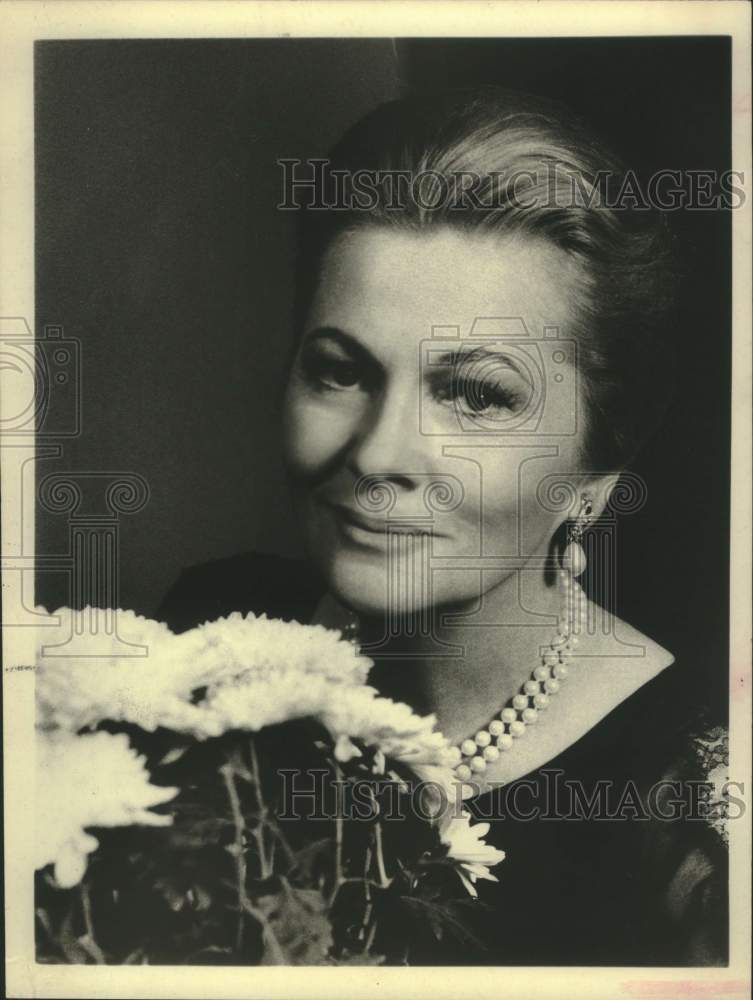 1978 Press Photo Joan Fontaine, Actress in closeup portrait with flowers- Historic Images