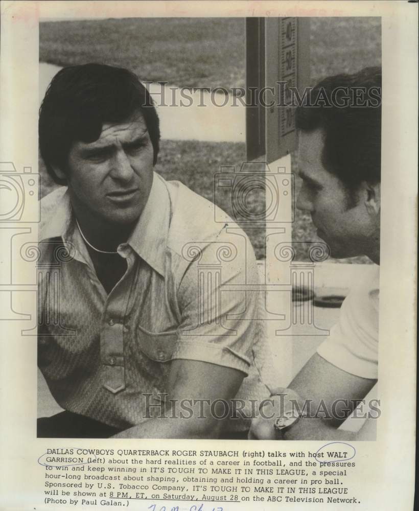 Press Photo Dallas Cowboys Quarterback Roger Staubach speaks with Walt Garrison- Historic Images