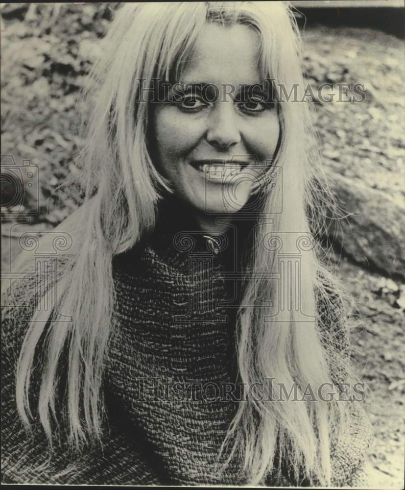 Press Photo Carolyn Hester, a Texan Singer, Musician smiles in closeup portrait - Historic Images