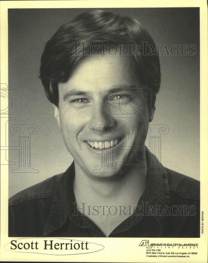 Press Photo Entertainer Scott Herriott smiles in closeup portrait - Historic Images