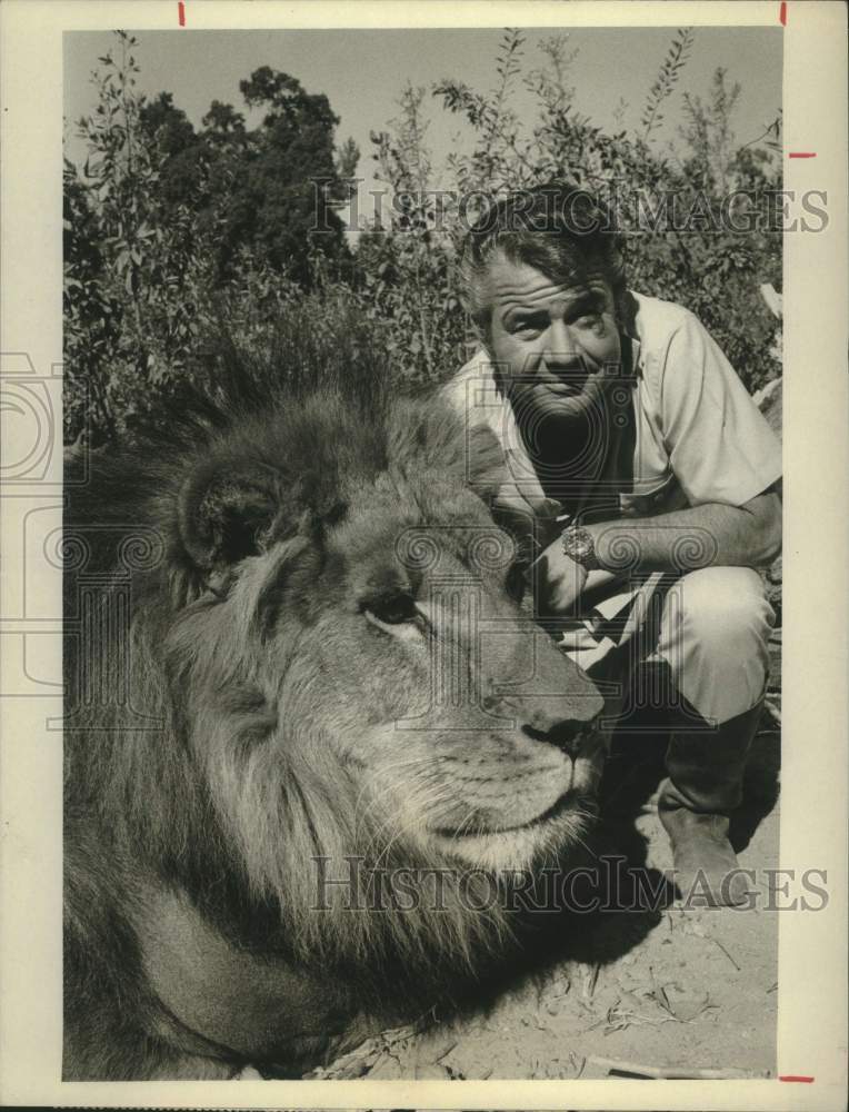 1970 Press Photo Bill Burrud and Lion &quot;Animal World&quot; on CBS Television Show - Historic Images
