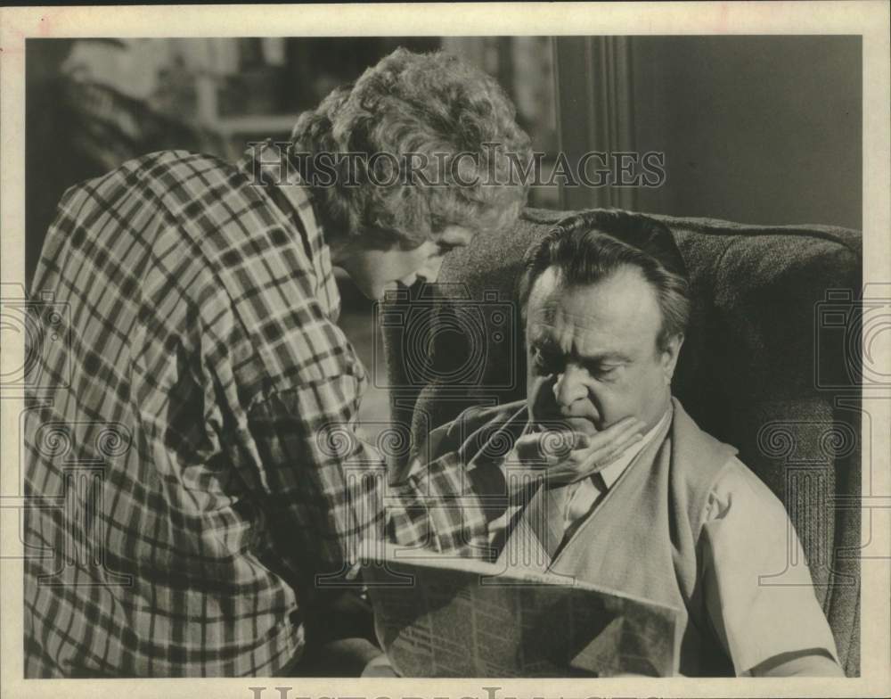 Press Photo Actor Vincent Gardenia with female co-star in scene of show - Historic Images