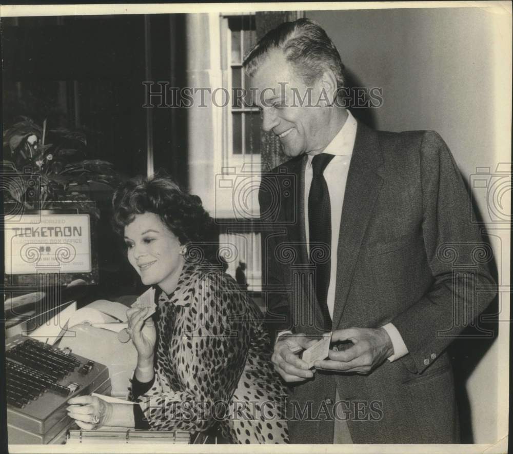 1975 Press Photo Actor Joseph Cotten with woman at the Ticketron during Event - Historic Images