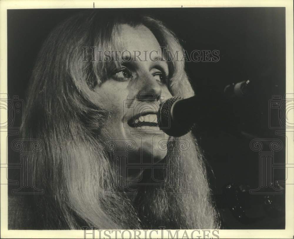 1975 Singer Carolyn Hester sings in closeup portrait - Historic Images