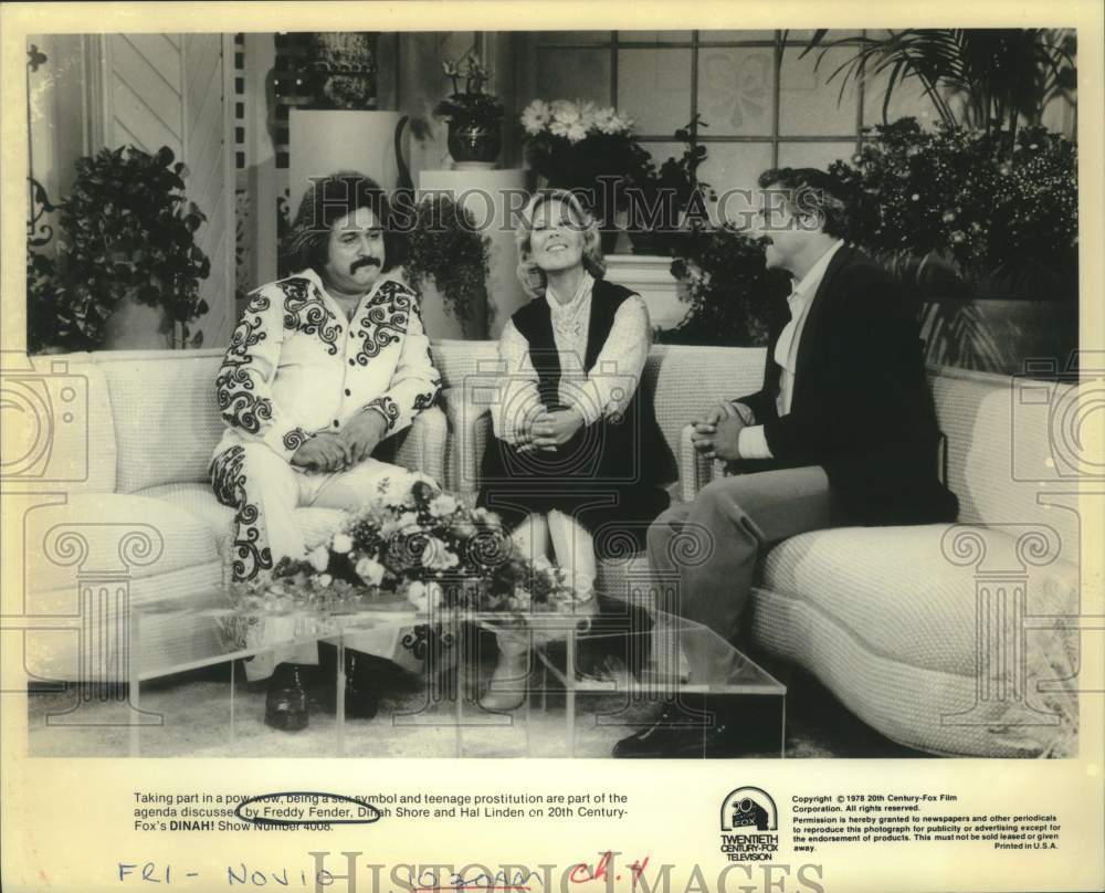 1978 Press Photo Singer Freddy Fender with Dinah Shore and Hal Linden on TV Show- Historic Images