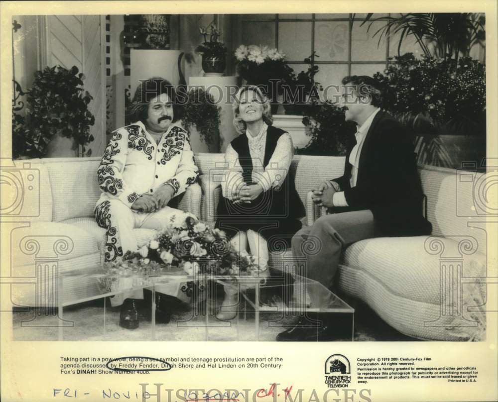 1978 Press Photo Singer Freddy Fender with Dinah Shore and Hal Linden on TV Show- Historic Images