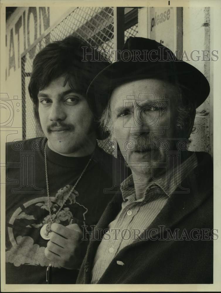 1975 Press Photo Actors Jack Albertson and Freddie Prinze in Television Show - Historic Images