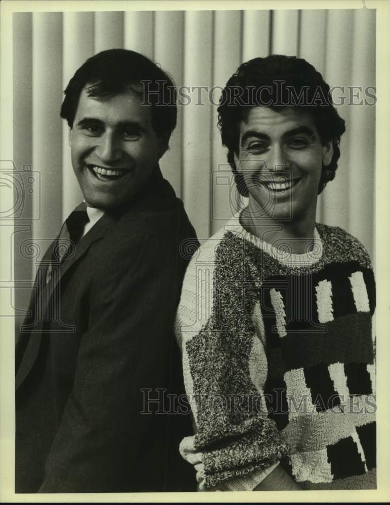 1987 Press Photo Actors Richard Kind, George Clooney in &quot;The Bennett Brothers&quot;- Historic Images