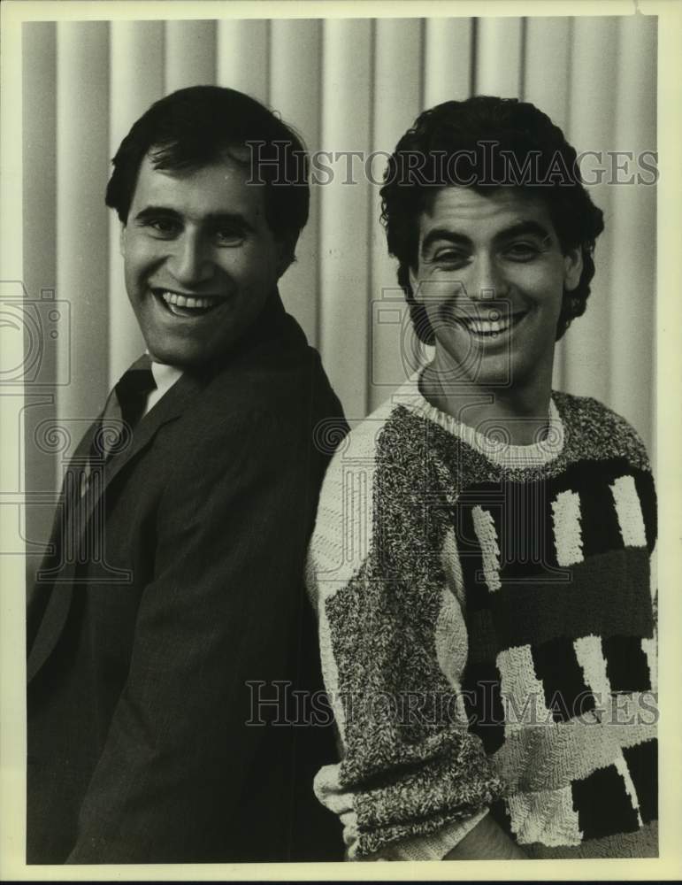 1987 Press Photo Actors Richard Kind, George Clooney in "The Bennett Brothers"- Historic Images