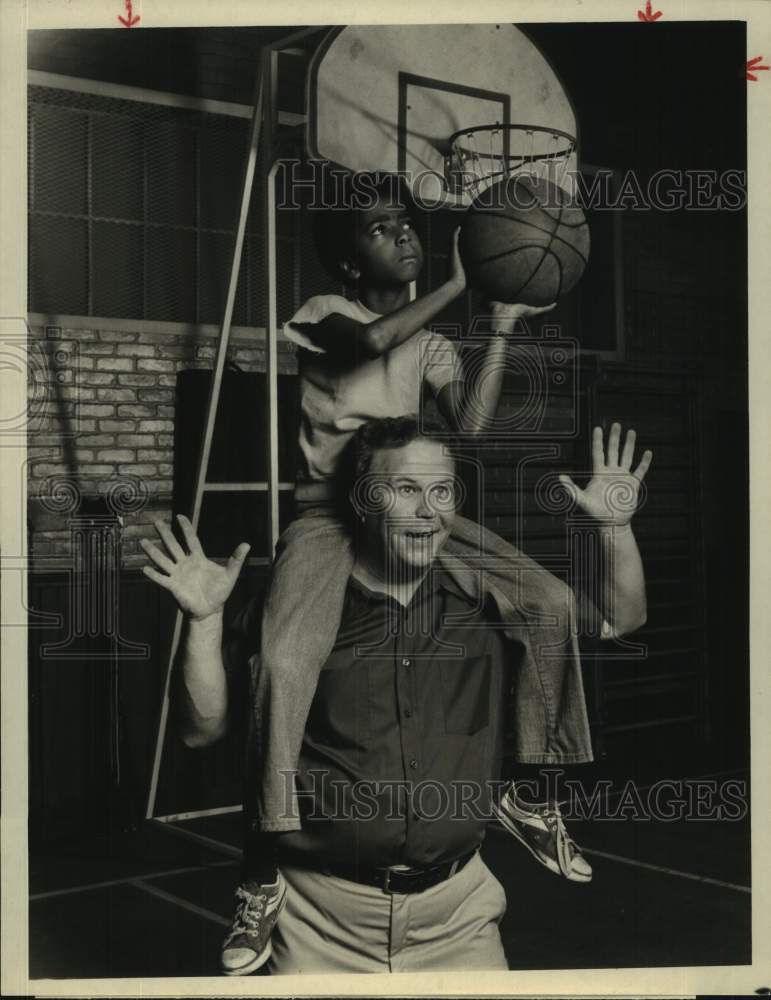 1977 Press Photo Actor Ned Beatty, Jarrod Johnson, &quot;Szysznyk&quot; on CBS Television- Historic Images