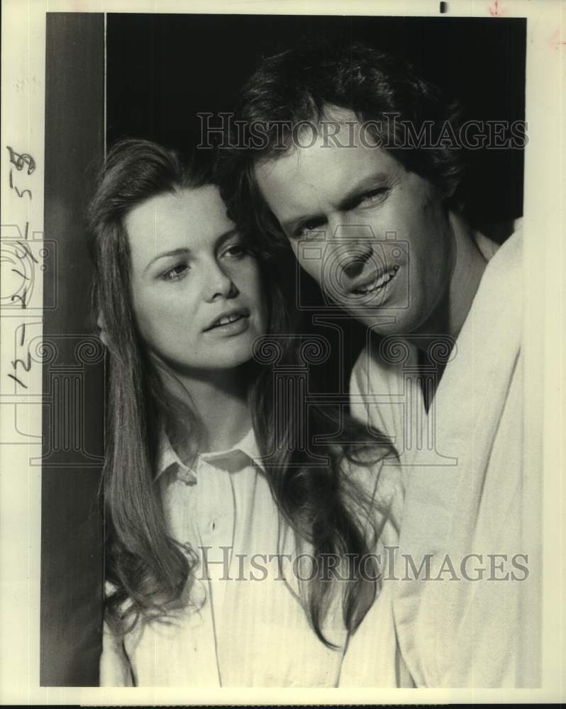 1977 Press Photo Actors Blair Brown, Cliff DeYoung in "The 3000 Mile Chase" show- Historic Images