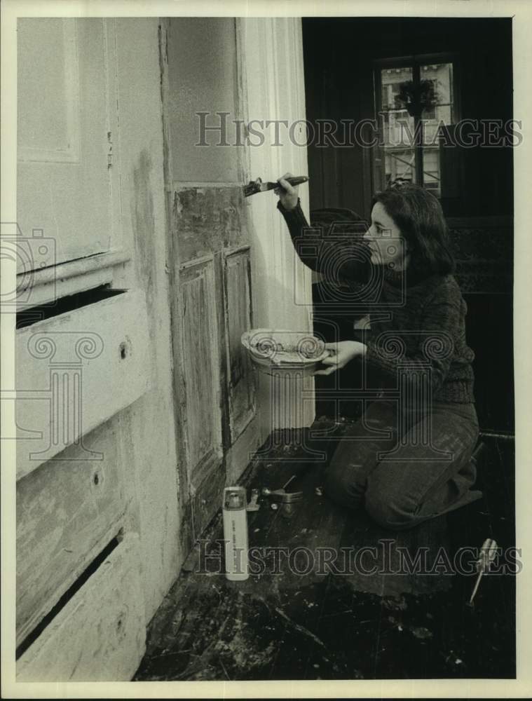 1972 Press Photo Actress Lynne Adams paints door in home - Historic Images