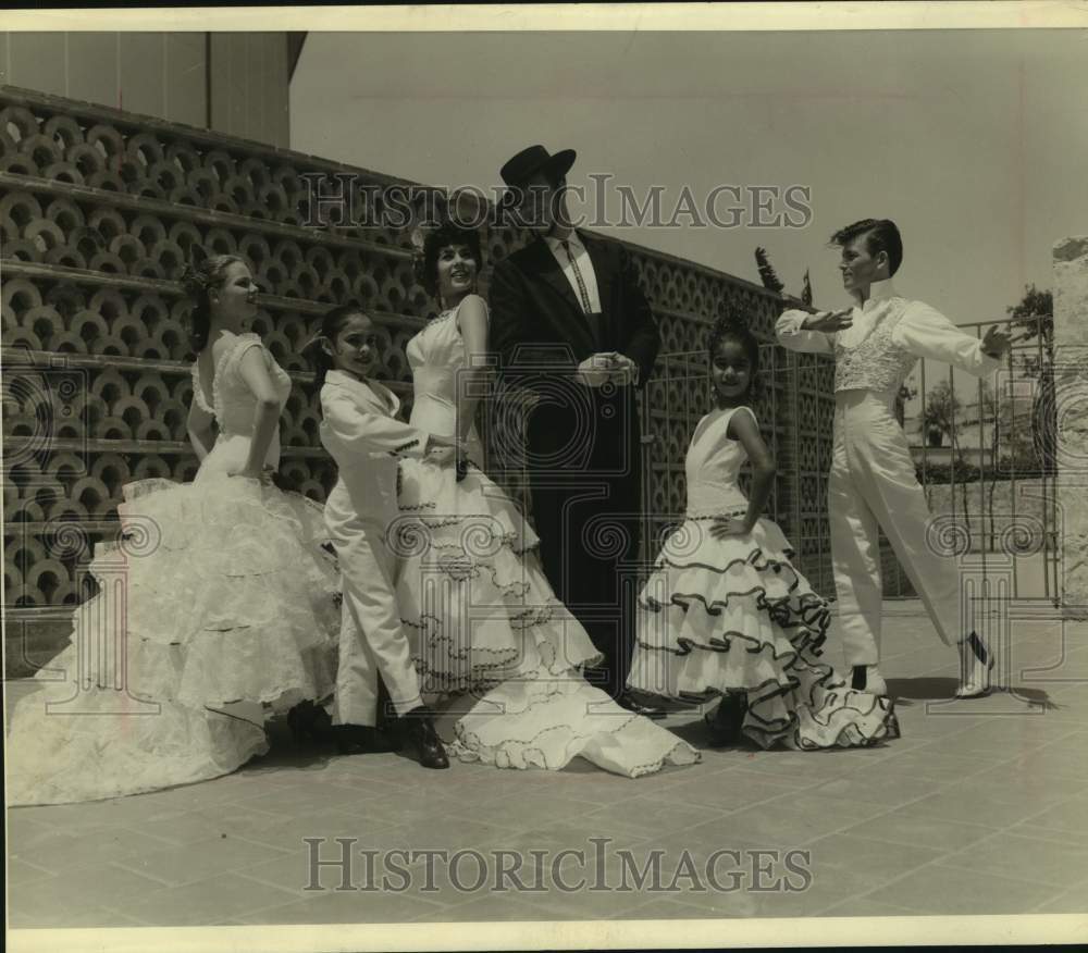 1960 Press Photo Dancer Charles Kilpatrick with dancers at Fiesta Noche Event - Historic Images