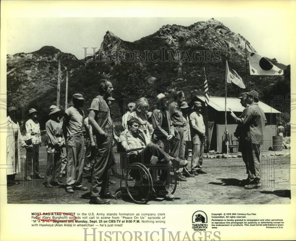 1978 Press Photo Actors Gary Burghoff, Alan Alda in "M*A*S*H" show scene- Historic Images