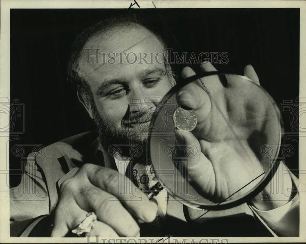 1976 Press Photo American Actor Victor Buono with coin and magnifying lens- Historic Images