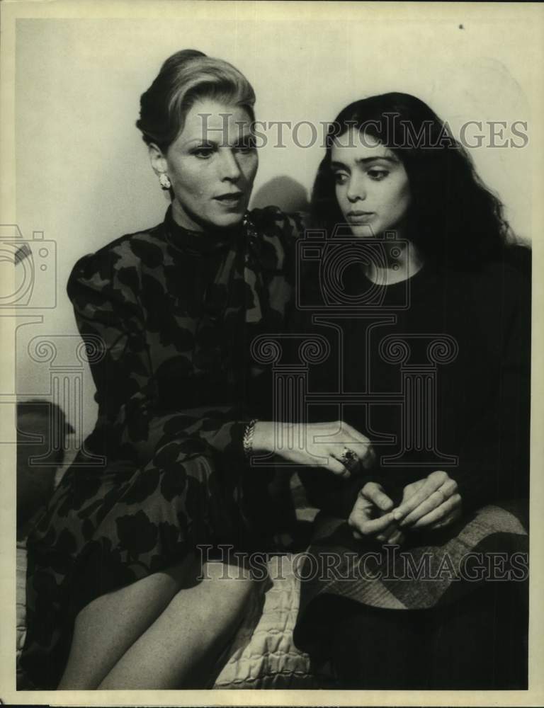1981 Press Photo Actresses Mariette Hartley and Kathleen Beller in CBS-TV Show- Historic Images