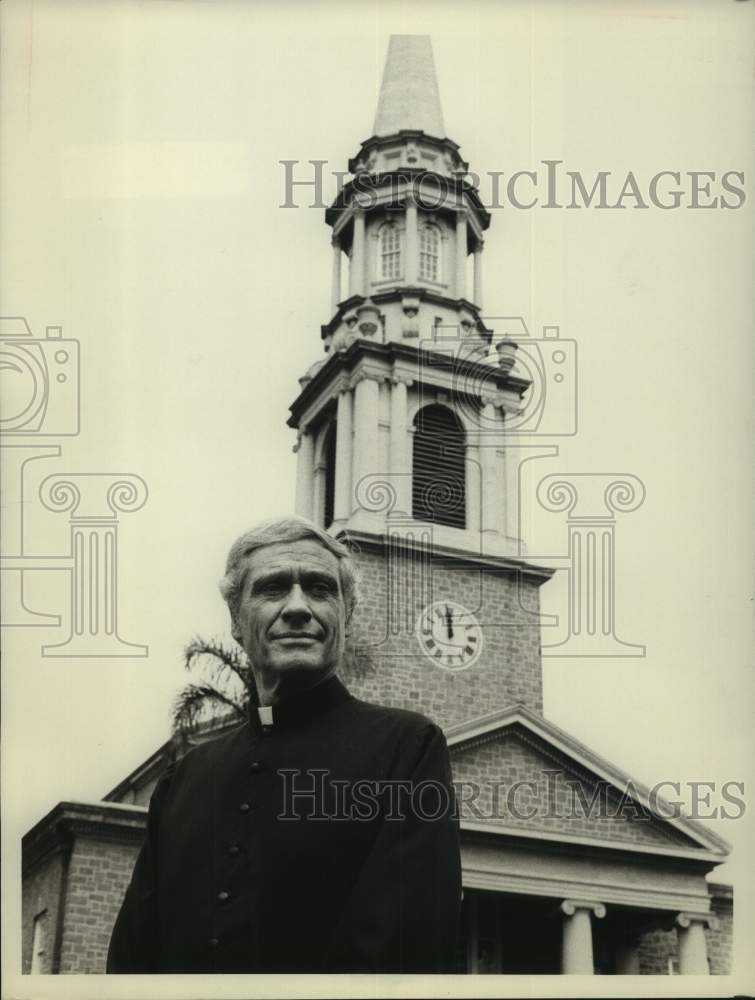 Press Photo Actor Mel Ferrer portrays religious man near church in scene - Historic Images