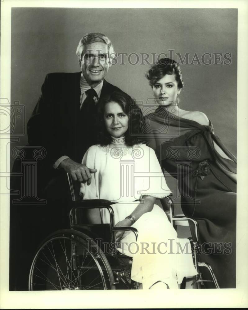 Press Photo Actor Mel Ferrer with Actresses in television show portrait - Historic Images