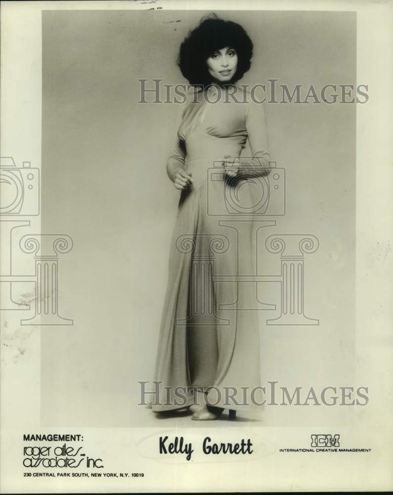 1977 Press Photo Entertainer, Vocalist Kelly Garrett stands in portrait- Historic Images