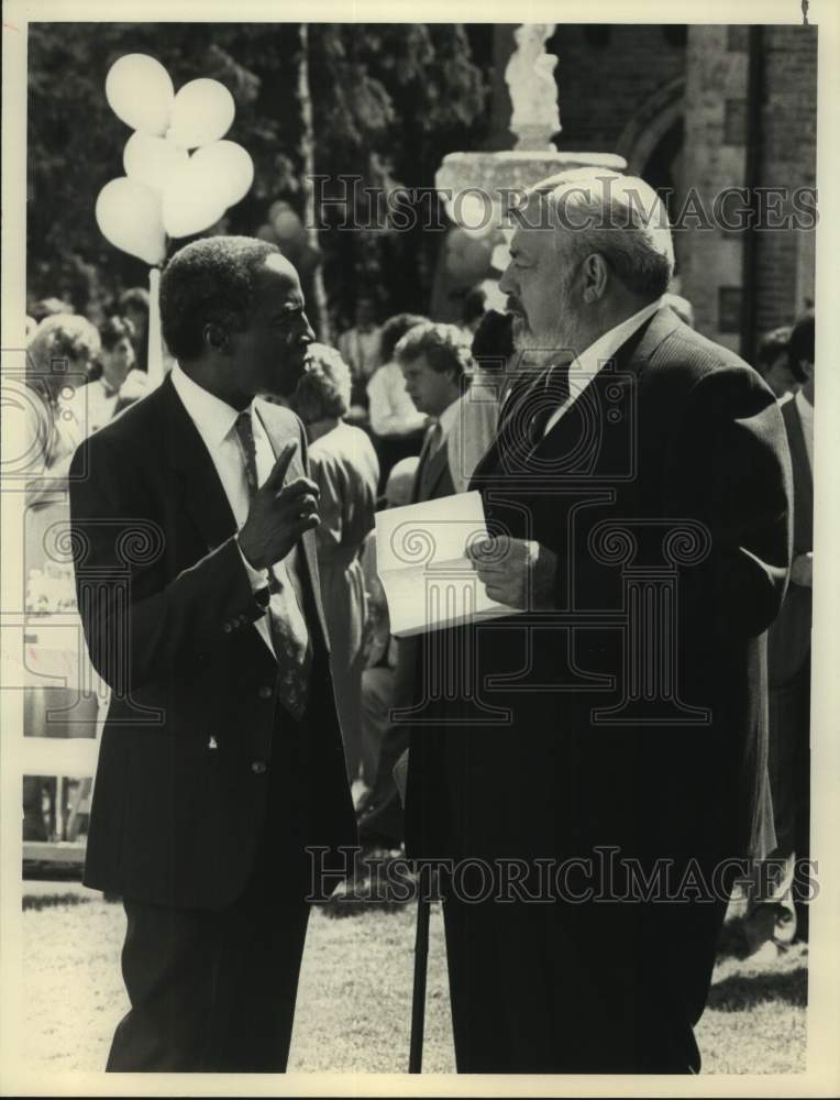 1987 Press Photo Emmy Award Winner Robert Guillaume with Raymond Burr on NBC-TV- Historic Images