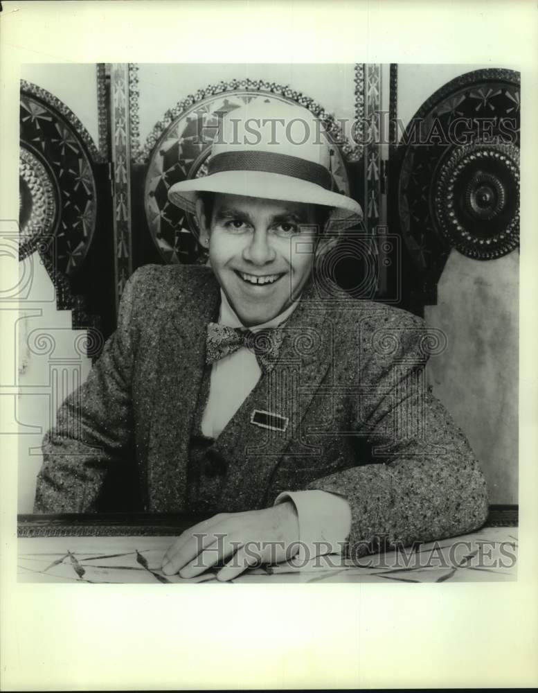 Press Photo Musician Sir Elton John smiles in closeup portrait wearing hat - Historic Images