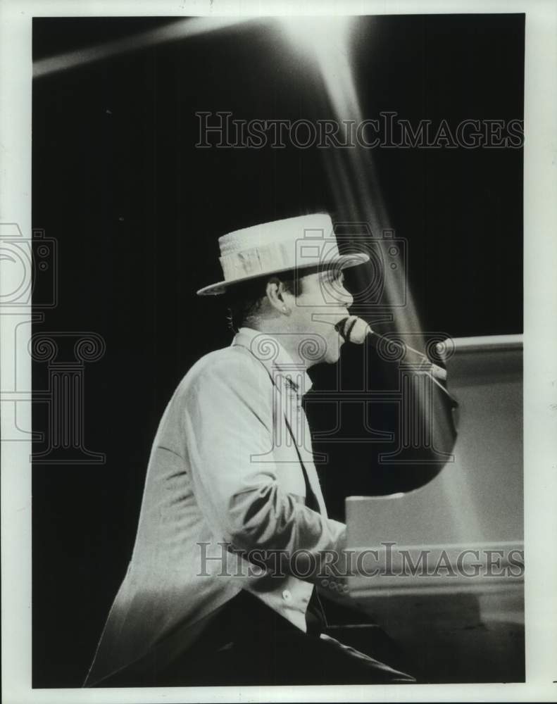 Press Photo Sir Elton John sings while playing piano in performance - Historic Images