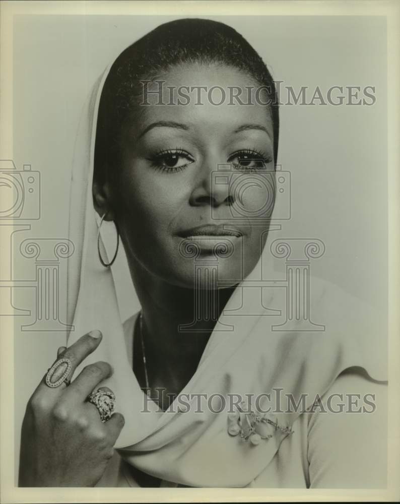 Actress Gail Fisher in closeup portrait - Historic Images