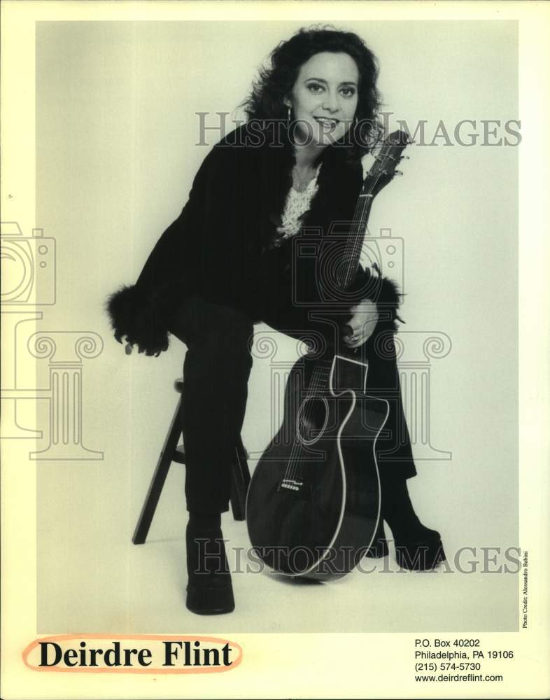 2004 Press Photo Deirdre Flint, musician, with guitar - sap10803- Historic Images