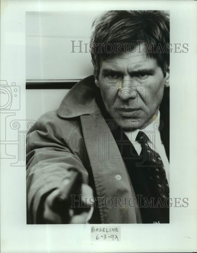 1992 Press Photo Actor Harrison Ford in closeup scene with gun in hand- Historic Images