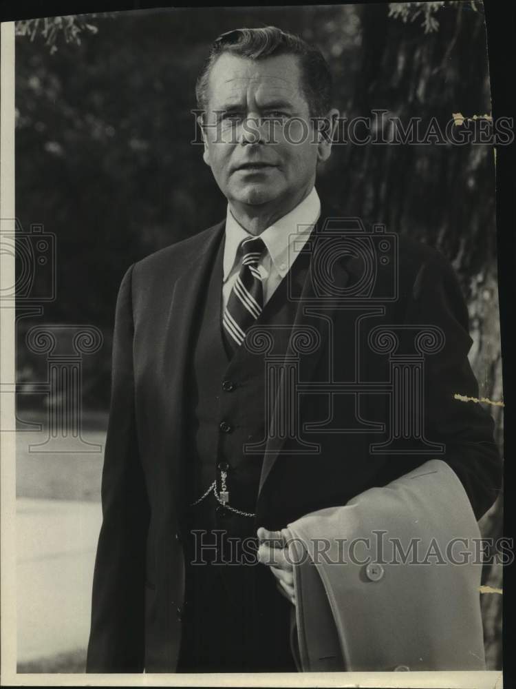 Press Photo Actor Glenn Ford stands in scene portrait - Historic Images