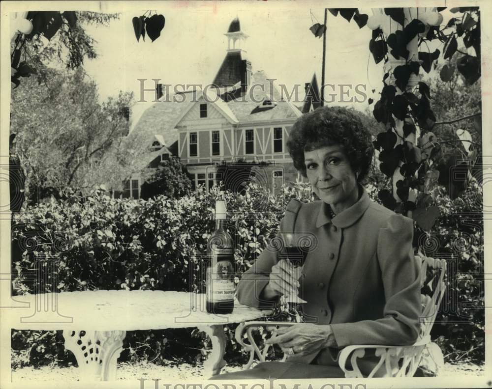 Press Photo Jane Wyman sitting in front of her home - Historic Images