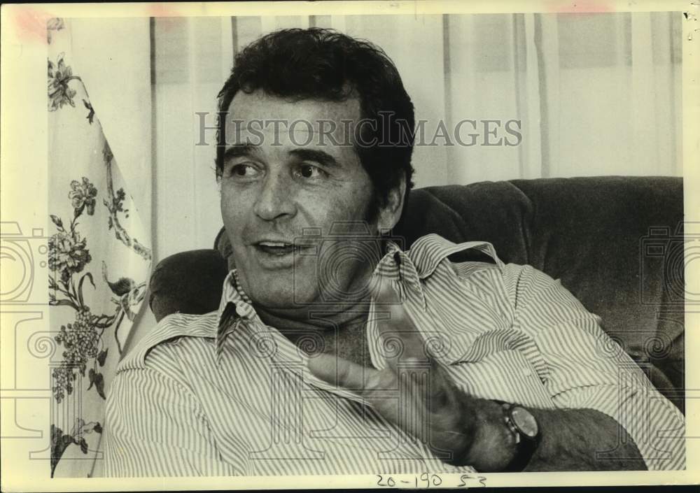 Press Photo Actor James Garner speaks and gestures while seated on couch - Historic Images