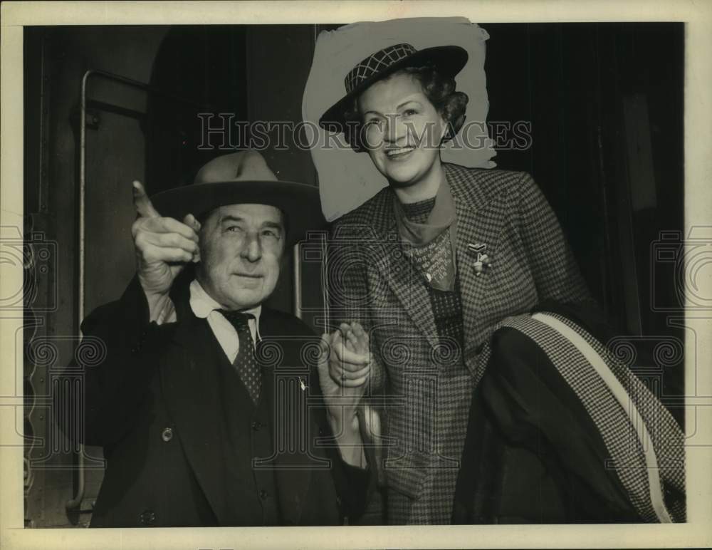 1951 Press Photo Actress Gracie Fields holds hand of man pointing in portrait - Historic Images