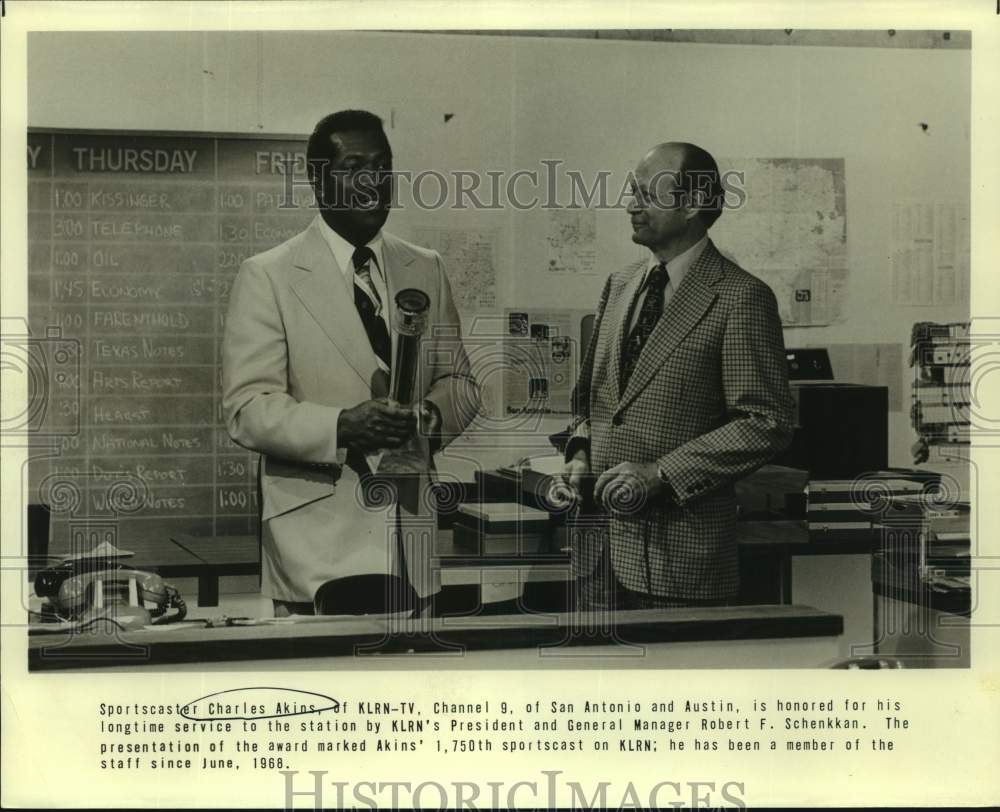 Press Photo Charles Akins receives award from KLRN President Robert Schenkkan. - Historic Images