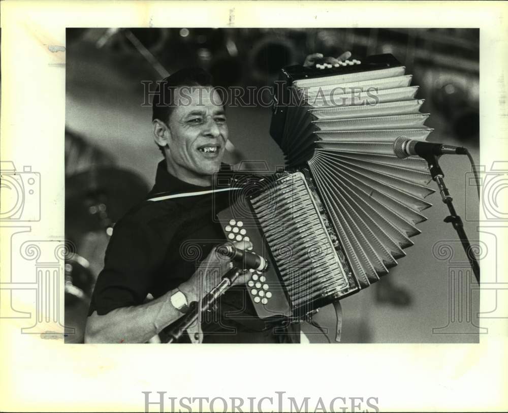1991 Press Photo Santiago Jimenez plays for the crowd at Tejano Fest at Rosedale- Historic Images