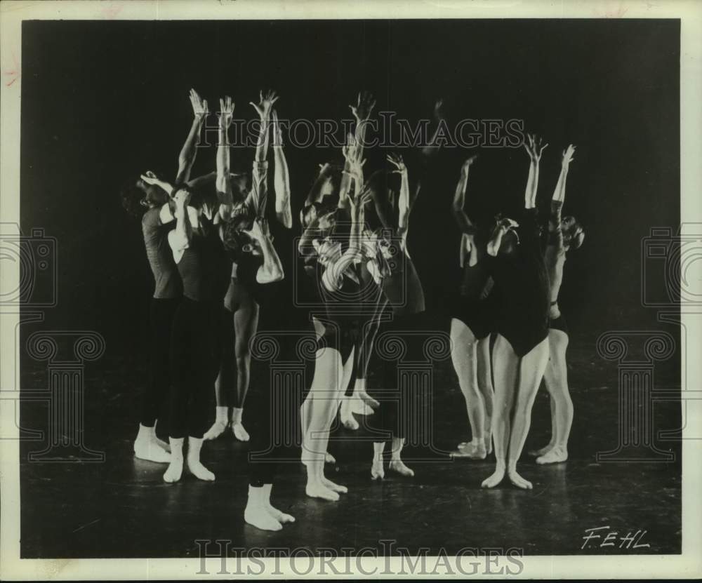 1979 Press Photo Performers reach for the sky in The Joffrey Ballet performance- Historic Images